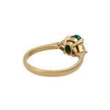 Ring mit oval facettiertem Smaragd von ca. 0,7 ct, - photo 3