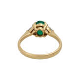 Ring mit oval facettiertem Smaragd von ca. 0,7 ct, - photo 4