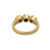 Ring mit Saphir und 2 Altschliffdiamanten, zusammen ca. 0,6 ct, - фото 4
