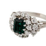 Ring mit dunkelgrünem Turmalin und Brillanten, zusammen ca. 1,5 ct, - photo 5