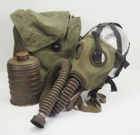 Polen: Gasmaske in Tasche. Gasmaske mit Schlauch und Filter - Foto 1