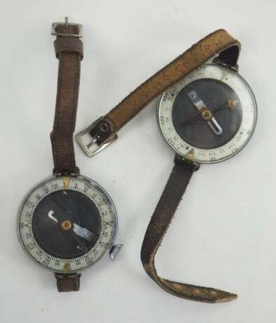Sowjetunion: Kompass - 2 Exemplare. Je mit Armband. Zustand: II - photo 1