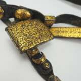 Kaukasisch: Fürstengürtel. Der Ledergürtel mit aufwendigen golden touchierten Metallbeschlägen. Zustand: I-II - фото 2