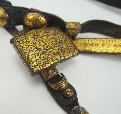 Kaukasisch: Fürstengürtel. Der Ledergürtel mit aufwendigen golden touchierten Metallbeschlägen. Zustand: I-II - photo 2