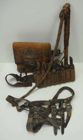 Kaukasisch: Ausrüstung eines Kossaken. Gürtel mit Kartuschenhaltern sowie Tasche mit Metallbeschlägen - фото 1