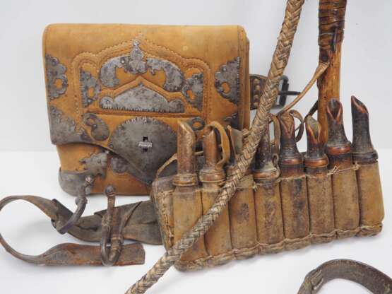 Kaukasisch: Ausrüstung eines Kossaken. Gürtel mit Kartuschenhaltern sowie Tasche mit Metallbeschlägen - photo 3