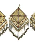 Turkménistan. Drei große zentrale einteilige Brust-Ornamente in Rautenform aus teilvergoldetem Silber