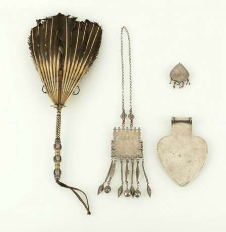 Fächer mit Federn, Kette mit Brustschmuck, zwei Anhänger aus Silber, teilvergoldet - Foto 3