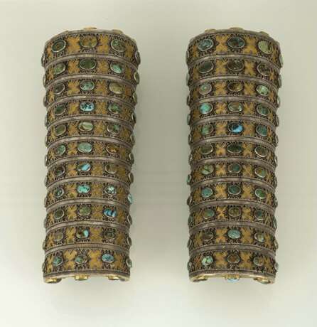 Paar teilvergoldete Armschulpen aus Silber aus elf Elementen, jeweils mit fünf Türkisen - фото 2