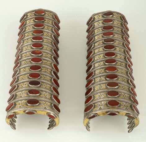 Paar große Armschulpen aus teilvergoldetem Silber mit Karneolbesatz - photo 3