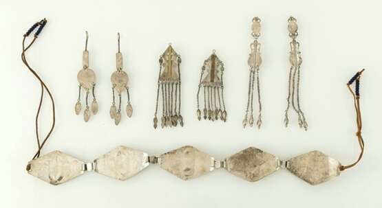Drei Paar Ohrgehänge und ein Gürtel aus Silber, teils im Kazak-Stil - photo 2
