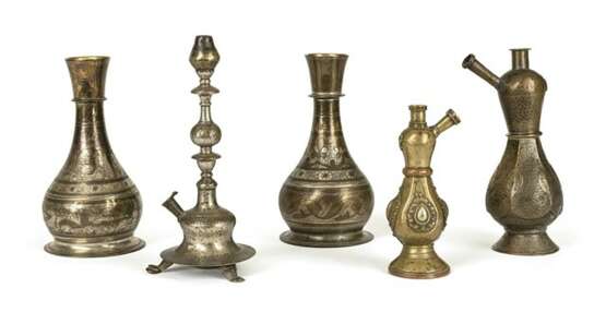 Gruppe von Bronzen, unter anderem Korpus von Wasserpfeifen aus Bronze und Messing, teils versilbert - фото 1