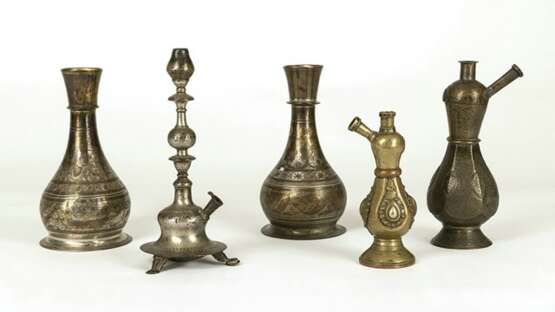 Gruppe von Bronzen, unter anderem Korpus von Wasserpfeifen aus Bronze und Messing, teils versilbert - Foto 2