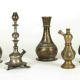 Gruppe von Bronzen, unter anderem Korpus von Wasserpfeifen aus Bronze und Messing, teils versilbert - Foto 2
