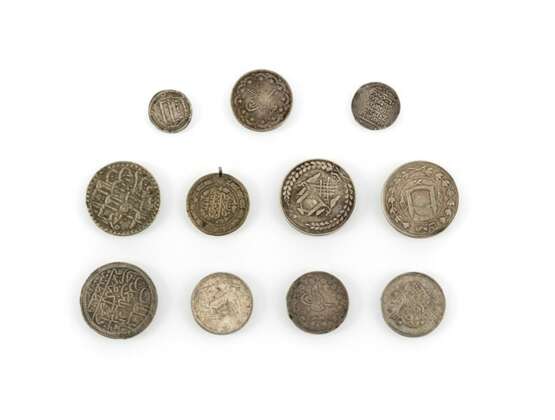 Gruppe von 11 Münzen, teils in Silber mit Kalligraphie - Foto 1