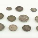 Gruppe von 11 Münzen, teils in Silber mit Kalligraphie - Foto 3