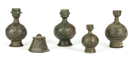 Fünf Metallarbeiten, unter anderem Flaschenvasen und Sprenkler, teils mit Inschriften - photo 1