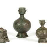 Fünf Metallarbeiten, unter anderem Flaschenvasen und Sprenkler, teils mit Inschriften - photo 1