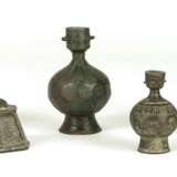 Fünf Metallarbeiten, unter anderem Flaschenvasen und Sprenkler, teils mit Inschriften - Foto 2