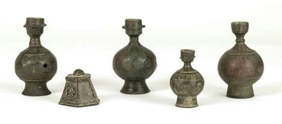 Fünf Metallarbeiten, unter anderem Flaschenvasen und Sprenkler, teils mit Inschriften - Foto 2