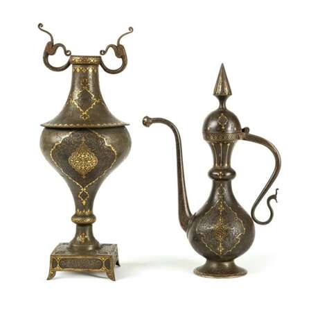 Vase und Kanne aus Stahl mit Gold-Tauschierungen - Foto 1