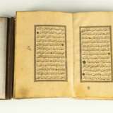 Koran mit Leder-Einband und einigen floralen Illustrationen - Foto 3
