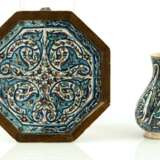 Vase im Iznik-Stil und Tablett mit Kacheln - Foto 3