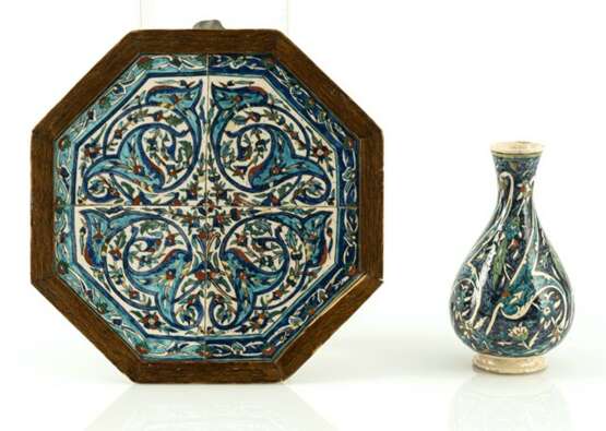 Vase im Iznik-Stil und Tablett mit Kacheln - photo 3