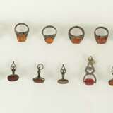 Gruppe von acht Ringen mit Karneol- oder Glasbesatz und zehn Anhänger, teils in Silber - photo 2