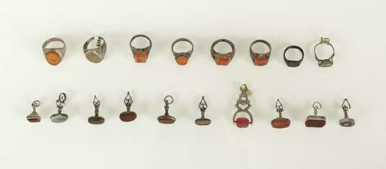 Gruppe von acht Ringen mit Karneol- oder Glasbesatz und zehn Anhänger, teils in Silber - фото 2