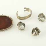 Fünf Ringe und zwei Armbänder, teils mit gravierten Karneol-/Achat-Einlagen - photo 3