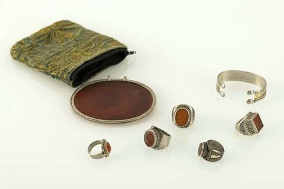 Fünf Ringe und zwei Armbänder, teils mit gravierten Karneol-/Achat-Einlagen - photo 4