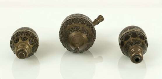 Drei eiförmige Hookah-Körper aus Kokosnuss mit Kupfer- und Metall-Montierung - Foto 3