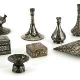 Zwei Deckeldosen, drei Hookah-Untersätze und drei Bidri-Vasen mit Silbertauschierungen - photo 1