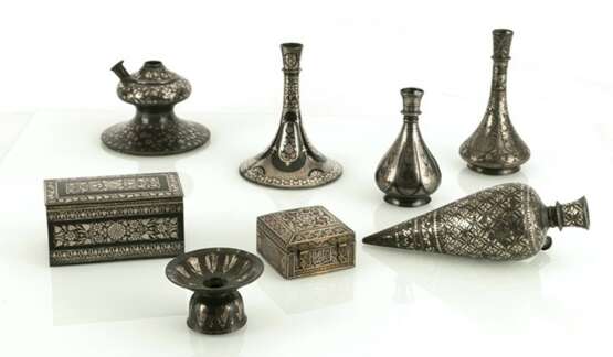 Zwei Deckeldosen, drei Hookah-Untersätze und drei Bidri-Vasen mit Silbertauschierungen - photo 2