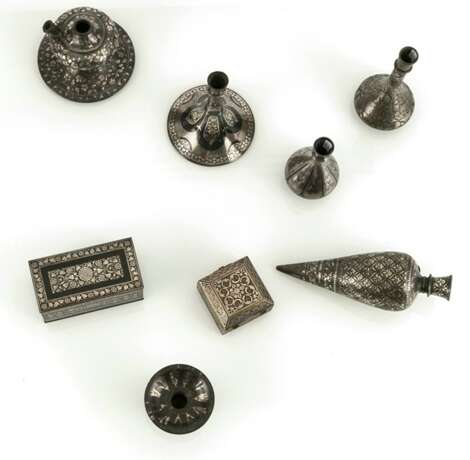 Zwei Deckeldosen, drei Hookah-Untersätze und drei Bidri-Vasen mit Silbertauschierungen - Foto 3