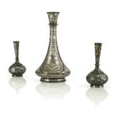 Drei feine Bidri-Vasen mit Silbertauschierungen - photo 1
