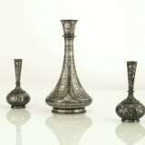 Drei feine Bidri-Vasen mit Silbertauschierungen - фото 2