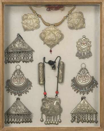 Große Gruppe v. Schmuckstücken, Halsbändern, Anhängern u. Ohrgehänge, großteils aus Silber - Foto 1