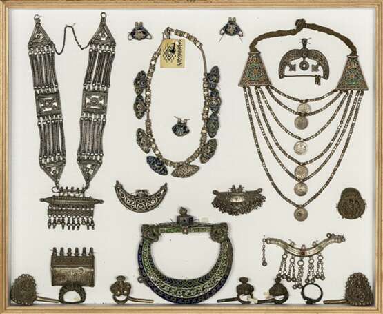 Große Gruppe v. Schmuckstücken, Halsbändern, Anhängern u. Ohrgehänge, großteils aus Silber - photo 2