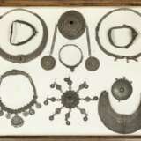 Gruppe von Schmuckstücken in Bronze und Silber, unter anderem Halsketten, Anhänger und Armreife - фото 1