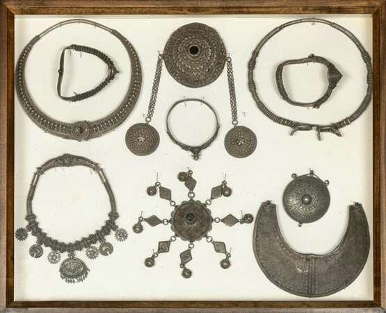 Gruppe von Schmuckstücken in Bronze und Silber, unter anderem Halsketten, Anhänger und Armreife - Foto 1