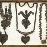 Gruppe von Schmuckstücken in Bronze und Silber, unter anderem Halsketten, Anhänger und Armreife - Foto 2