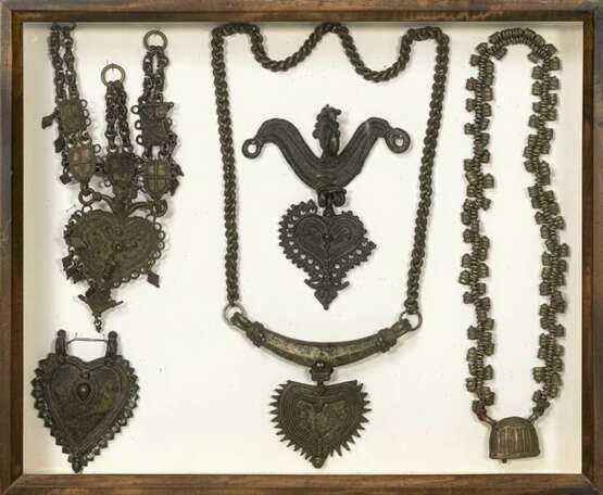 Gruppe von Schmuckstücken in Bronze und Silber, unter anderem Halsketten, Anhänger und Armreife - фото 2