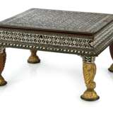 Flacher Schach-Tisch aus Holz mit Elfenbeineinlagen, die Füße vergoldet - Foto 1