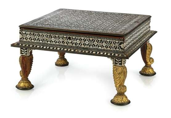Flacher Schach-Tisch aus Holz mit Elfenbeineinlagen, die Füße vergoldet - photo 1