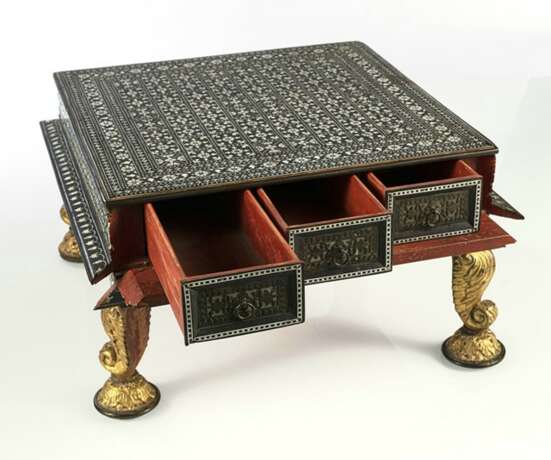 Flacher Schach-Tisch aus Holz mit Elfenbeineinlagen, die Füße vergoldet - photo 3