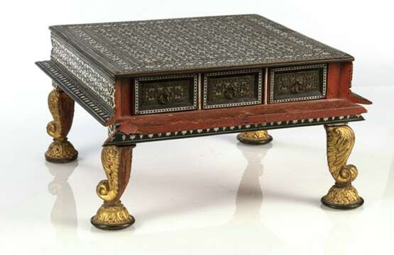 Flacher Schach-Tisch aus Holz mit Elfenbeineinlagen, die Füße vergoldet - Foto 4