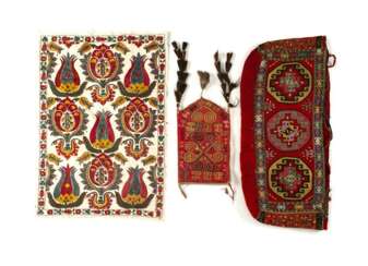 Drei Textilien, unter anderem Lakai