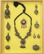 Лакхнау. Neun Schmuckstücke, unter anderem Kette, Anhänger und Ohrgehänge, grossteils in Silber gearbeitet